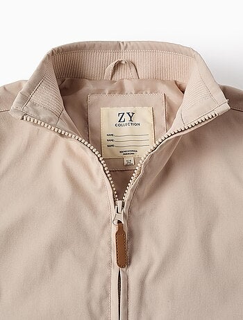 Chaqueta con capucha desmontable