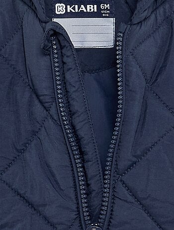 Chaqueta con cremallera y capucha