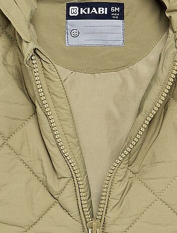 Chaqueta con cremallera y capucha