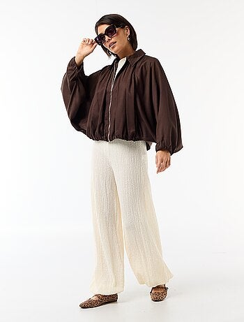 Chaqueta con cremallera y mangas abullonadas