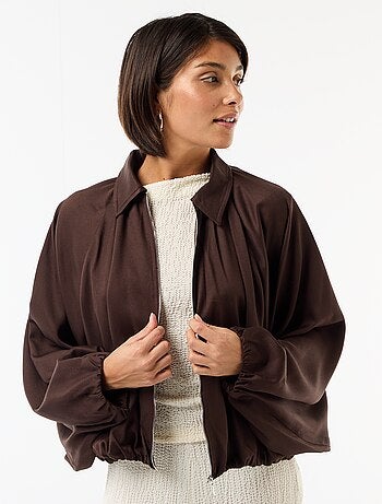 Chaqueta con cremallera y mangas abullonadas