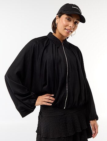Chaqueta con cremallera y mangas abullonadas