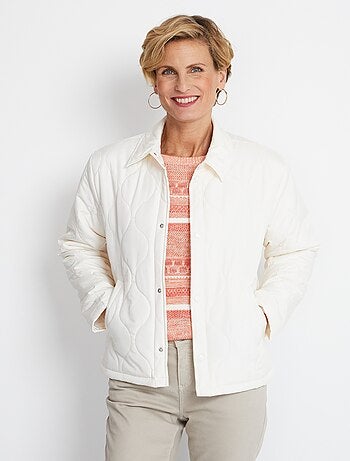 Chaqueta corta acolchada con botones automáticos