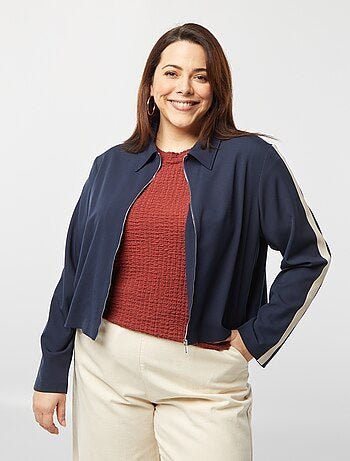 Chaqueta corta con cremallera y cuello de camisa