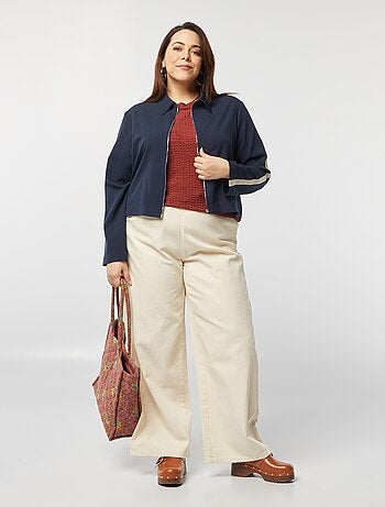 Chaqueta corta con cremallera y cuello de camisa