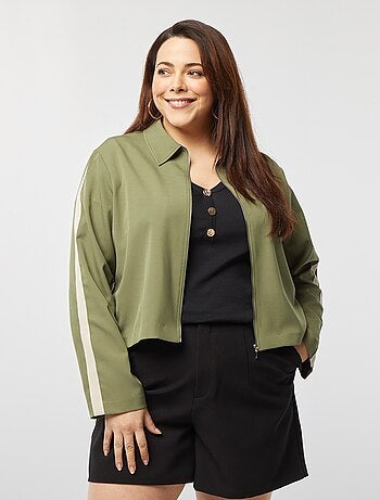 Chaqueta corta con cremallera y cuello de camisa