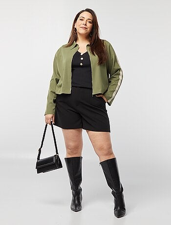 Chaqueta corta con cremallera y cuello de camisa