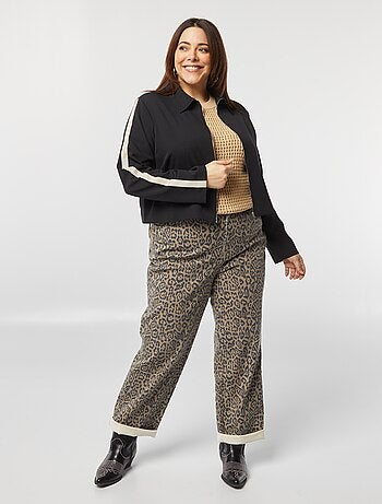 Chaqueta corta con cremallera y cuello de camisa