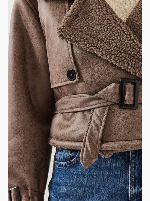 Chaqueta corta laminada con detalles aller de bianco lucci - Kiabi Chaqueta corta laminada con detalles aller de bianco lucci - Kiabi