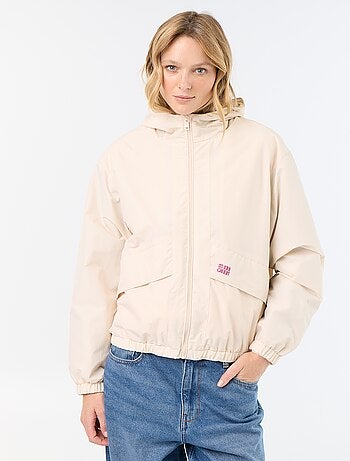 Chaqueta cortavientos con capucha