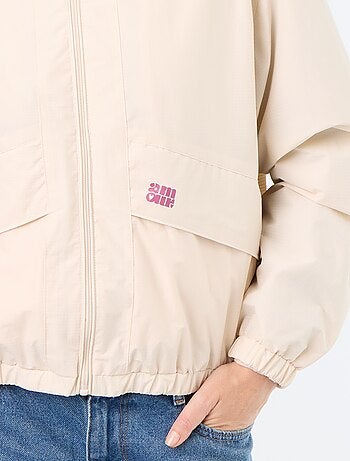 Chaqueta cortavientos con capucha
