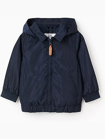 Chaqueta cortavientos con capucha desmontable