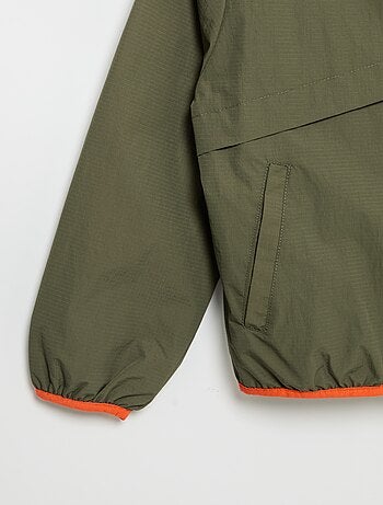 Chaqueta cortavientos con capucha