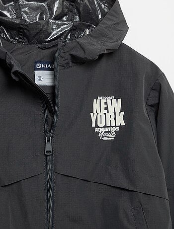 Chaqueta cortavientos con capucha