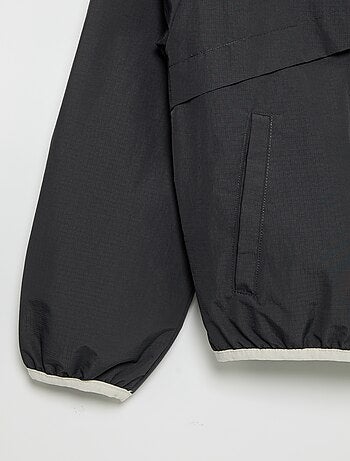 Chaqueta cortavientos con capucha