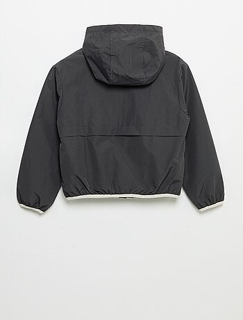 Chaqueta cortavientos con capucha