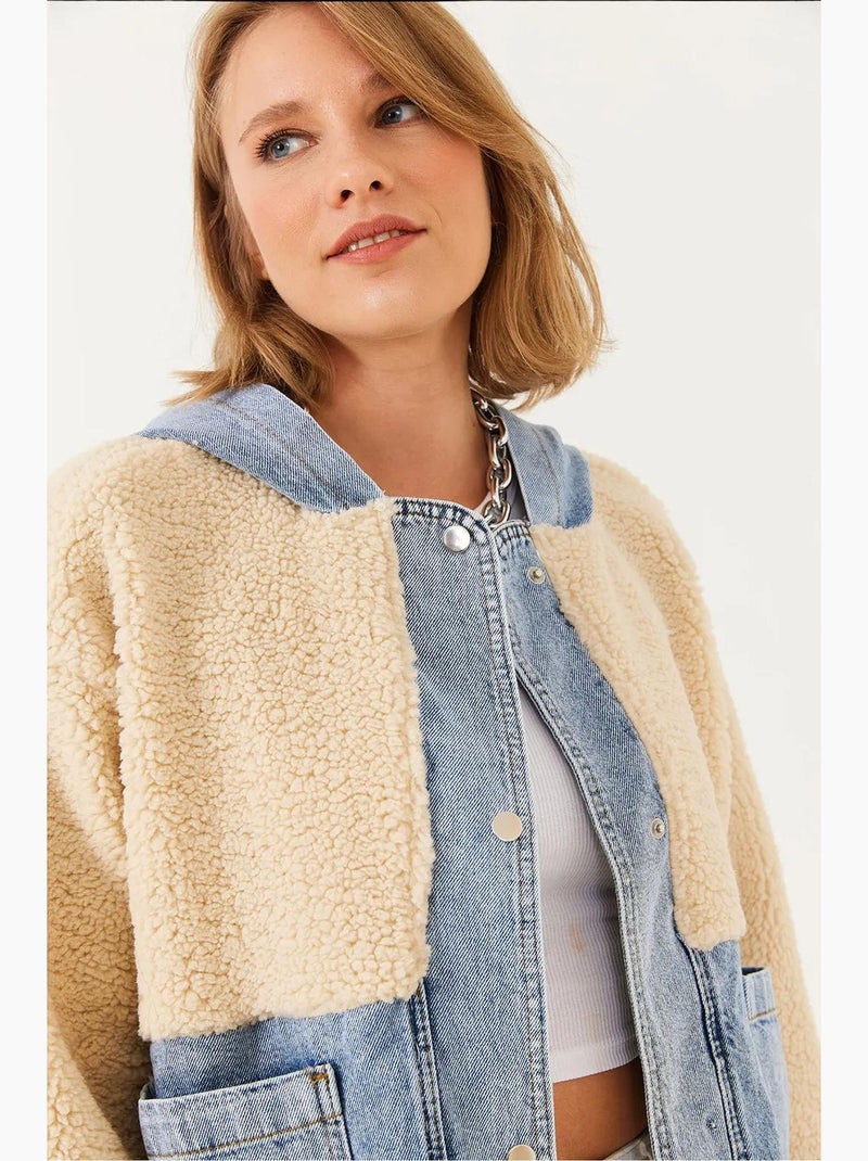 Chaqueta de piel sintética con capucha y detalles vaqueros lucci Beige arcilla - Kiabi