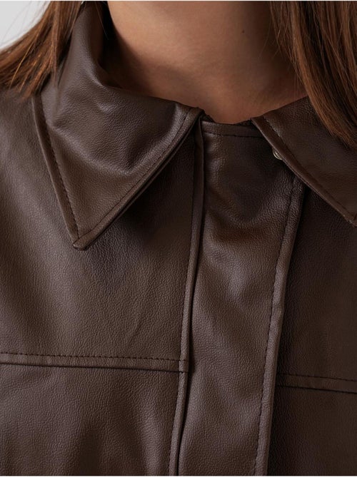 Chaqueta de piel sintética con cremallera y cuello camisero bdart - Kiabi Chaqueta de piel sintética con cremallera y cuello camisero bdart - Kiabi