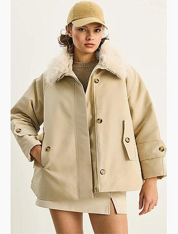 Chaqueta de piel sintética con cremallera y cuello. Lucci