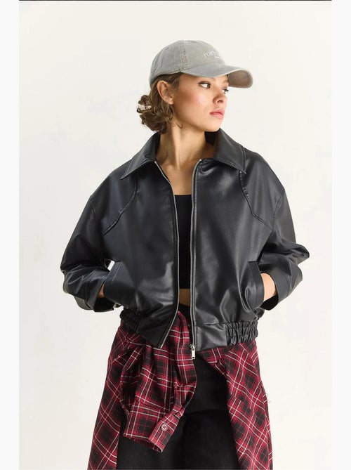 Chaqueta de piel sintética de corte relajado con cremallera y bolsillos lucci - Kiabi Chaqueta de piel sintética de corte relajado con cremallera y bolsillos lucci - Kiabi