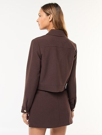 Chaqueta de traje con botones dorados corte corto