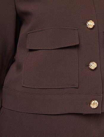 Chaqueta de traje con botones dorados corte corto