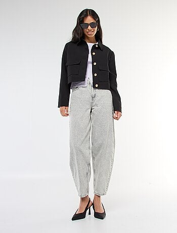 Chaqueta de traje con botones dorados corte corto