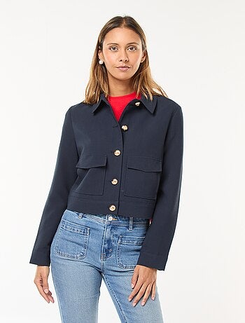 Chaqueta de traje con botones dorados corte corto