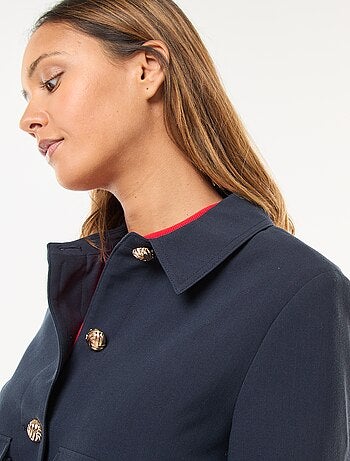 Chaqueta de traje con botones dorados corte corto