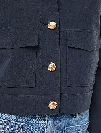 Chaqueta de traje con botones dorados corte corto