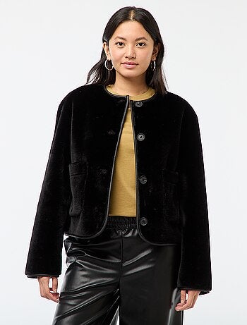 Chaqueta efecto peluche cuello redondo