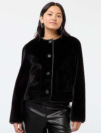 Chaqueta efecto peluche cuello redondo