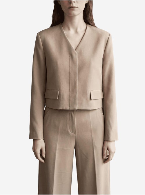 Chaqueta entallada con cuello en v y bolsillo de my fashion - Kiabi Chaqueta entallada con cuello en v y bolsillo de my fashion - Kiabi