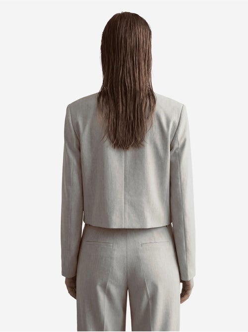 Chaqueta entallada con cuello en v y bolsillo de my fashion - Kiabi Chaqueta entallada con cuello en v y bolsillo de my fashion - Kiabi