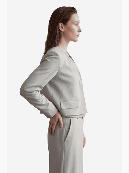 Chaqueta entallada con cuello en v y bolsillo de my fashion - Kiabi Chaqueta entallada con cuello en v y bolsillo de my fashion - Kiabi