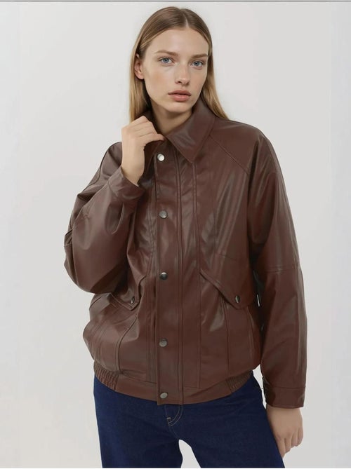 Chaqueta extragrande de piel sintética con bolsillos hiccup - Kiabi Chaqueta extragrande de piel sintética con bolsillos hiccup - Kiabi