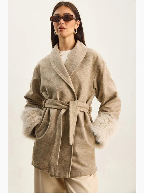 Chaqueta oversize de fieltro con cuello chal y puños de pelo sintético lucci - Kiabi Chaqueta oversize de fieltro con cuello chal y puños de pelo sintético lucci - Kiabi
