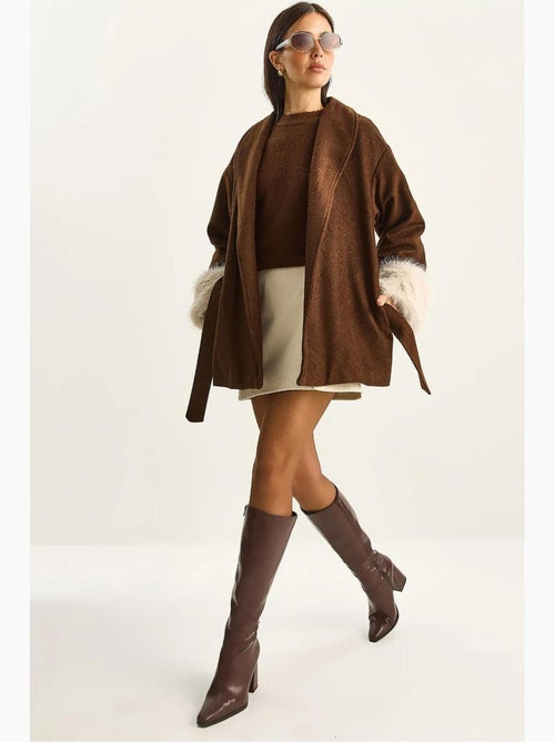 Chaqueta oversize de fieltro con cuello chal y puños de pelo sintético lucci - Kiabi Chaqueta oversize de fieltro con cuello chal y puños de pelo sintético lucci - Kiabi