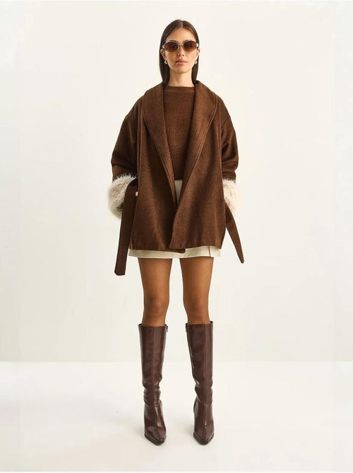 Chaqueta oversize de fieltro con cuello chal y puños de pelo sintético lucci - Kiabi Chaqueta oversize de fieltro con cuello chal y puños de pelo sintético lucci - Kiabi