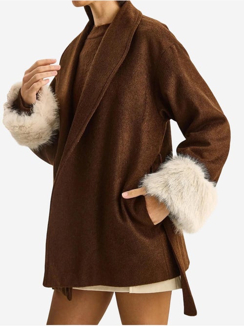 Chaqueta oversize de fieltro con cuello chal y puños de pelo sintético lucci - Kiabi Chaqueta oversize de fieltro con cuello chal y puños de pelo sintético lucci - Kiabi