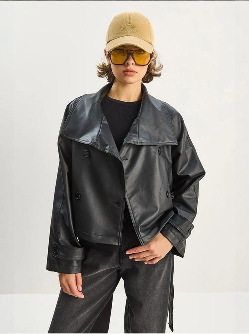 Chaqueta oversize de piel sintética con cierre de botones lucci - Kiabi Chaqueta oversize de piel sintética con cierre de botones lucci - Kiabi