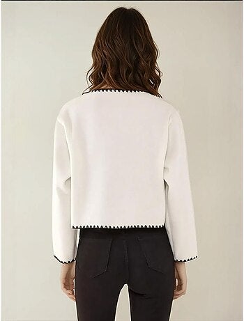 Chaqueta sin cuello con costura en contraste
