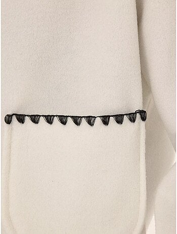 Chaqueta sin cuello con costura en contraste