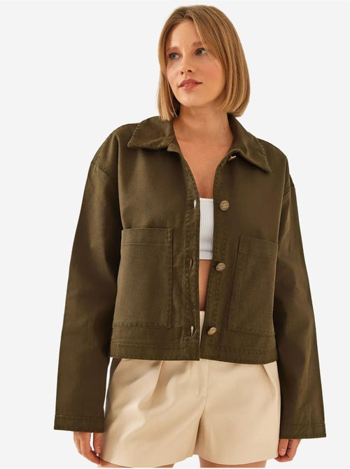 Chaqueta tejida corta bordada con cuello camisero lucci - Kiabi Chaqueta tejida corta bordada con cuello camisero lucci - Kiabi