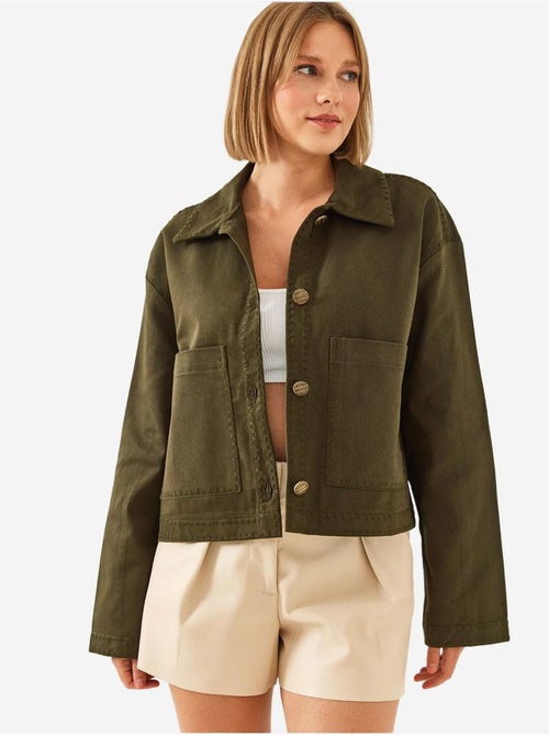 Chaqueta tejida corta bordada con cuello camisero lucci - Kiabi Chaqueta tejida corta bordada con cuello camisero lucci - Kiabi