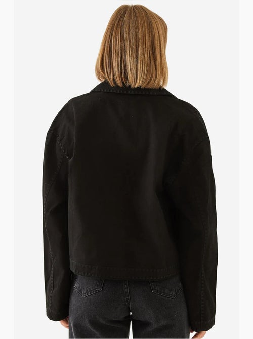 Chaqueta tejida corta bordada con cuello camisero lucci - Kiabi Chaqueta tejida corta bordada con cuello camisero lucci - Kiabi