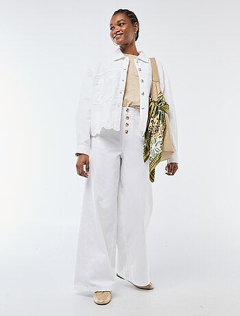 Chaqueta vaquera abotonada con bordado en algodón liso