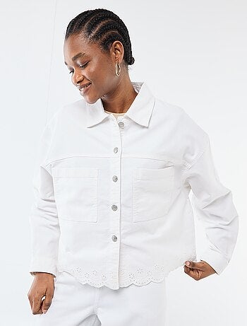 Chaqueta vaquera abotonada con bordado en algodón liso