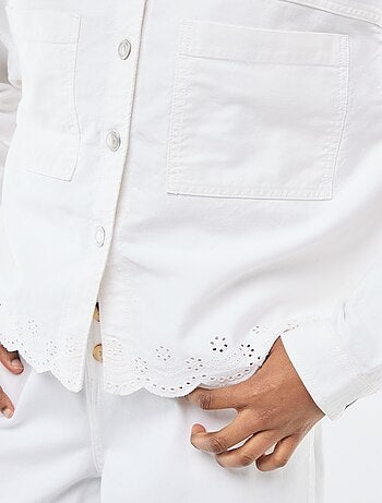 Chaqueta vaquera abotonada con bordado en algodón liso