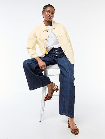 Chaqueta vaquera corta con 2 bolsillos de parche